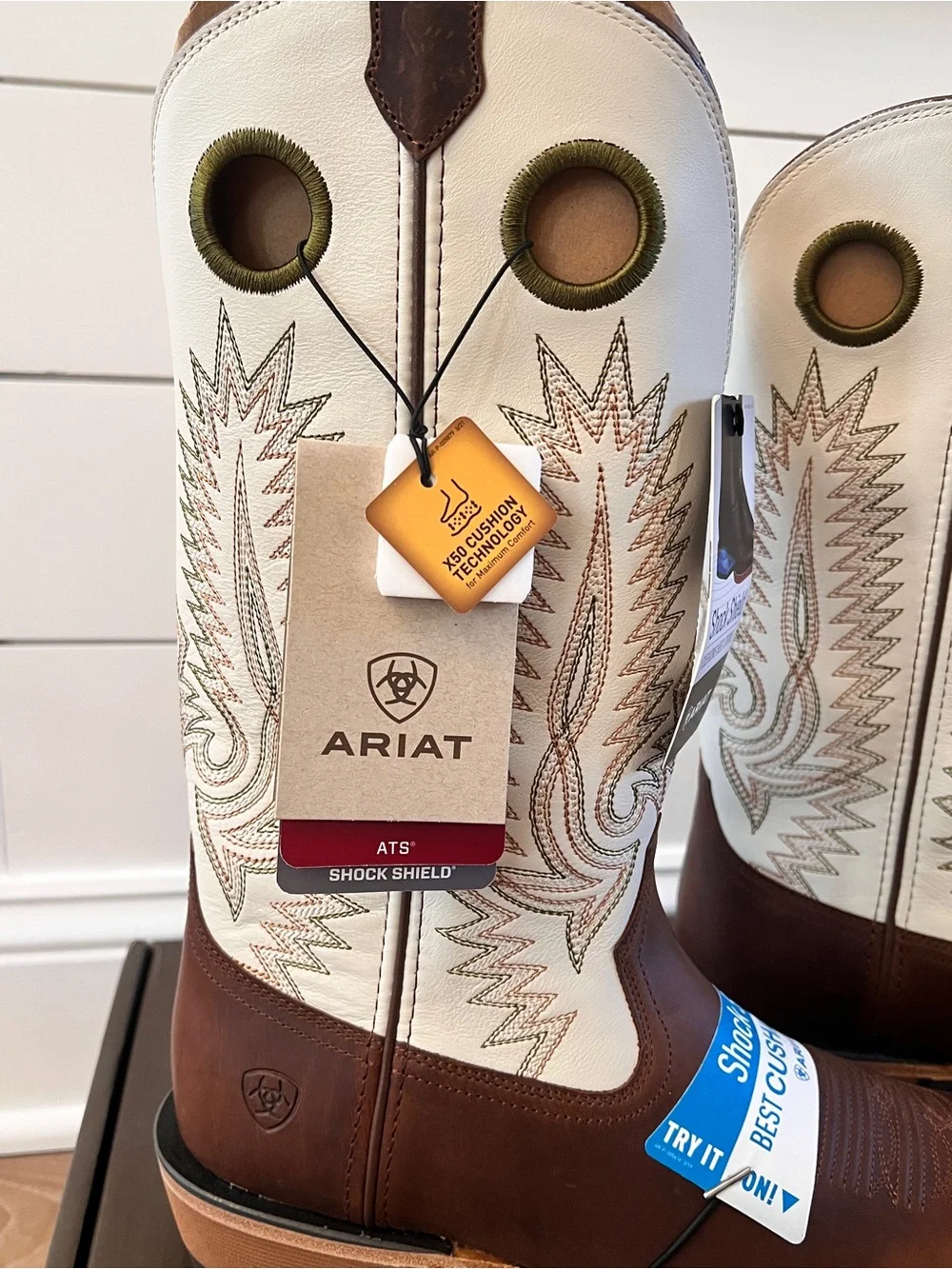 NIB Ariat Southland Distressed Brown and Crema Men's Boots 9M Western Boots